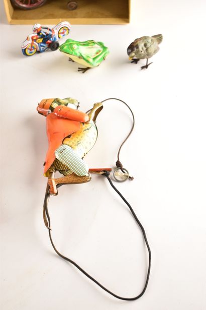 Lot comprenant un ensemble de jouets mécaniques...