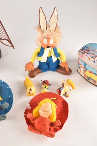 REMI SANS FAMILLE - Lot comprenant une figurine...