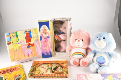 Deux peluches et un puzzle Bisounours, un...