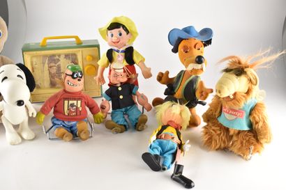 Lot de divers personnages dont peluches et...