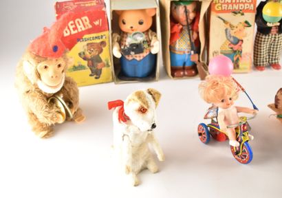 Lot comprenant un ensemble de jouets mécaniques...