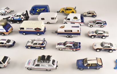 Lot de 21 véhicules miniatures dont marques...