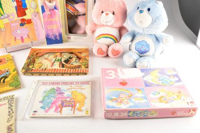 Deux peluches et un puzzle Bisounours, un...