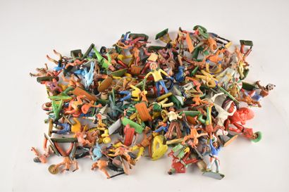 Important lot de figurines en PVC dont STARLUX...
