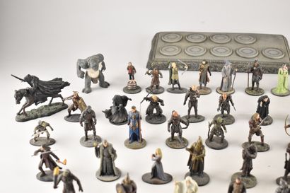 NLP - 56 figurines en plomb peint sur le...