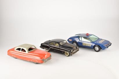 Lot de 3 véhicules en tôle sans marque apparente...