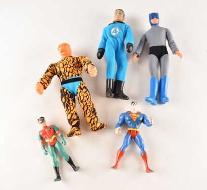 MARVEL - Lot comprenant trois poupées articulées...