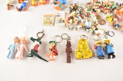 Lot comprenant un ensemble divers de porte-clés,...