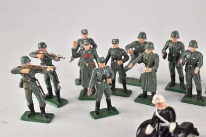 Lot de figurines de soldats en PVC dont STARLUX....