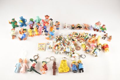 Lot comprenant un ensemble divers de porte-clés,...