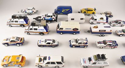Lot de 21 véhicules miniatures dont marques...