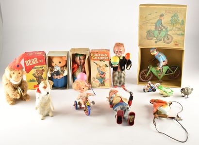 Lot comprenant un ensemble de jouets mécaniques...