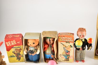Lot comprenant un ensemble de jouets mécaniques...