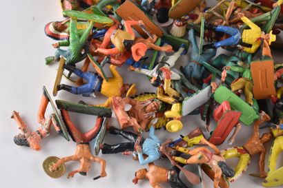 Important lot de figurines en PVC dont STARLUX...