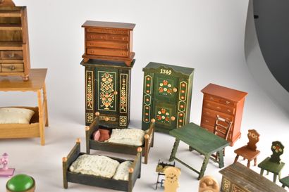 Mobilier de poupée en bois peint comprenant...