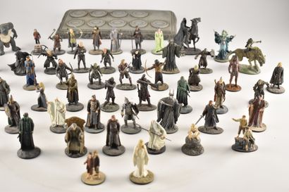 NLP - 56 figurines en plomb peint sur le...