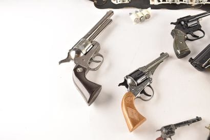 Lot comprenant un ensemble de 8 jouets pistolets...