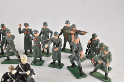 Lot de figurines de soldats en PVC dont STARLUX....