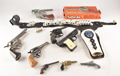 Lot comprenant un ensemble de 8 jouets pistolets...