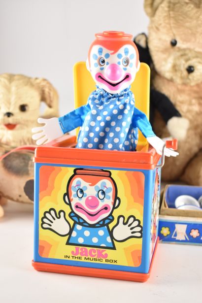 Lot comprenant deux peluches ours et chat,...