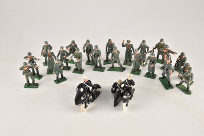 Lot de figurines de soldats en PVC dont STARLUX....