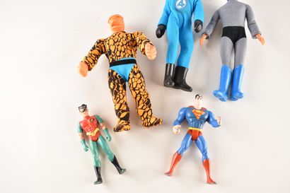 MARVEL - Lot comprenant trois poupées articulées...