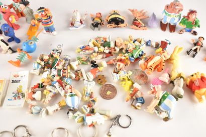 Lot comprenant un ensemble divers de porte-clés,...