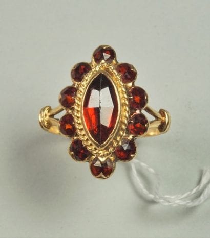 Bague marquise en or jaune 18K (750/oo) centrée...