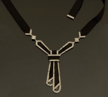 Collier formant cravate en cordon de soie...