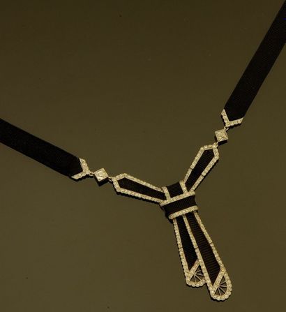 Collier formant cravate en cordon de soie...