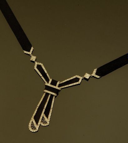 Collier formant cravate en cordon de soie...