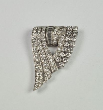 Broche de corsage en or gris à décor géométrique...