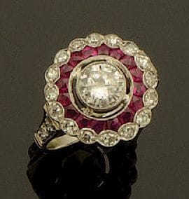 Bague ronde festonnée en platine (850/oo)...
