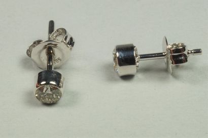 Paire de clous d'oreilles en or gris ornés...