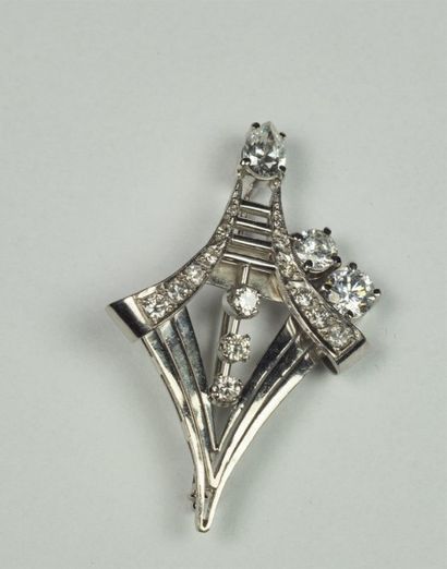Broche en or gris formant un motif géométrique...