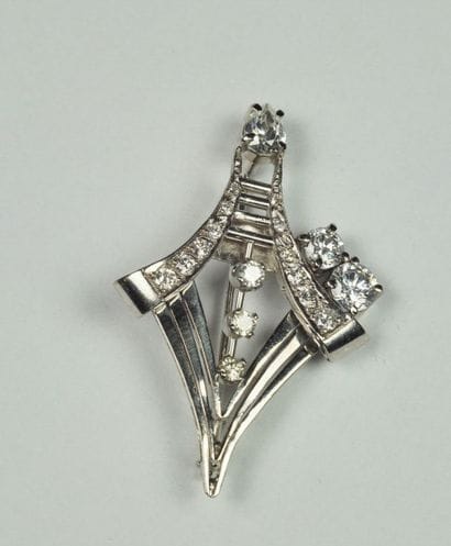 Broche en or gris formant un motif géométrique...
