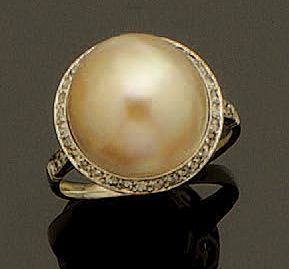 Bague en platine (850/oo) sertie d'une importante...