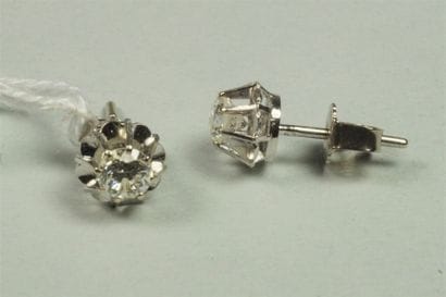 Paire de clous d'oreilles en or gris 18K...