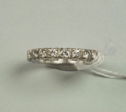 Alliance en or gris 18K (750/oo) sertie de...