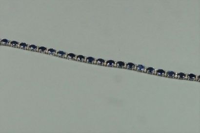 Bracelet ligne en or gris 18K (750/oo) orné...