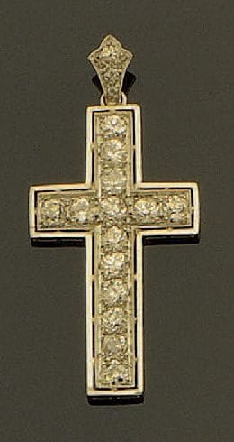 Croix en platine (850/oo) sertie de diamants...