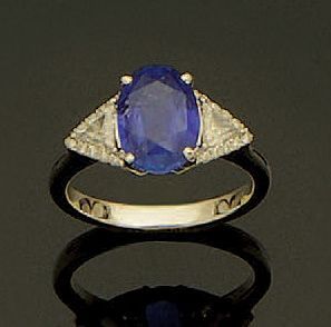 Bague en or gris 18K (750/oo) centrée d'un...