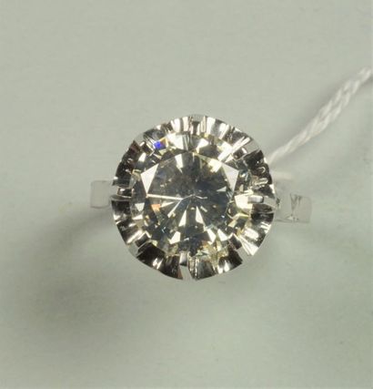 Bague solitaire en or 18K (750/oo) et platine...