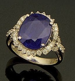 Bague en or gris 18K (750/oo) sertie d'un...