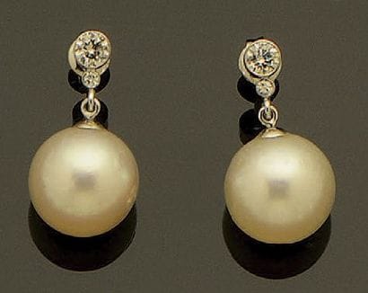 Paire de pendants d'oreilles en or gris 14K...