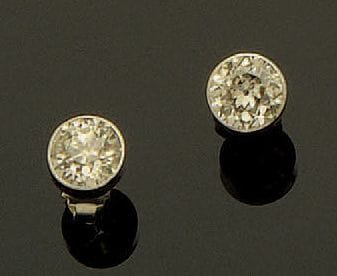 Paire de clous d'oreilles en or gris 18K...