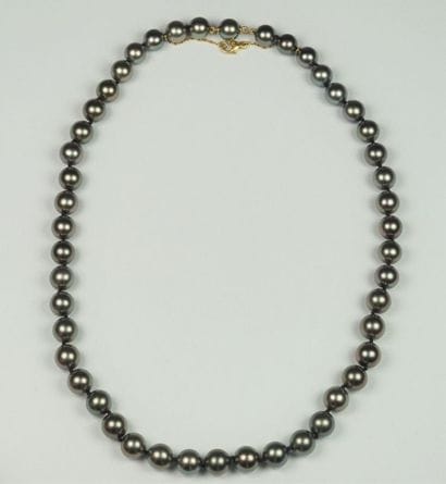 Collier  composé de 46  perles grises de...
