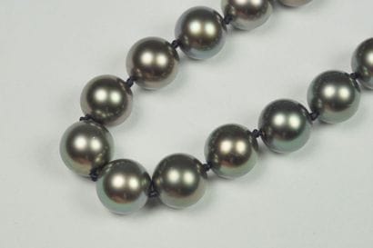 Collier  composé de 46  perles grises de...