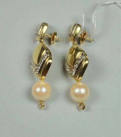 Paire de pendants d'oreilles en or jaune...