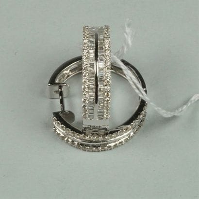 Paire de créoles en or gris 18K (750/oo)...